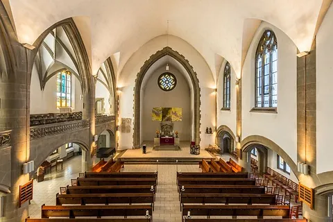 Kircheninnenraum, Altar, Bänke.