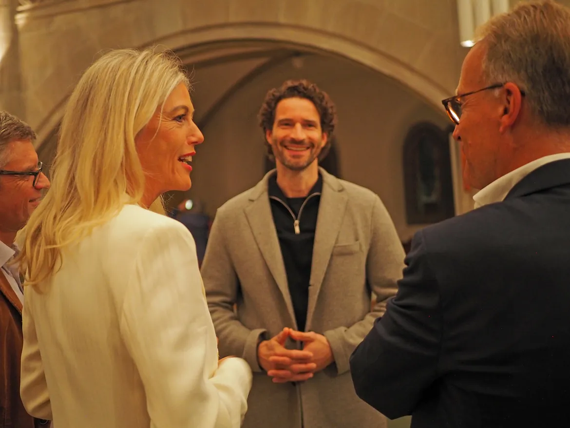 Grafik: Vier Personen, Altar.