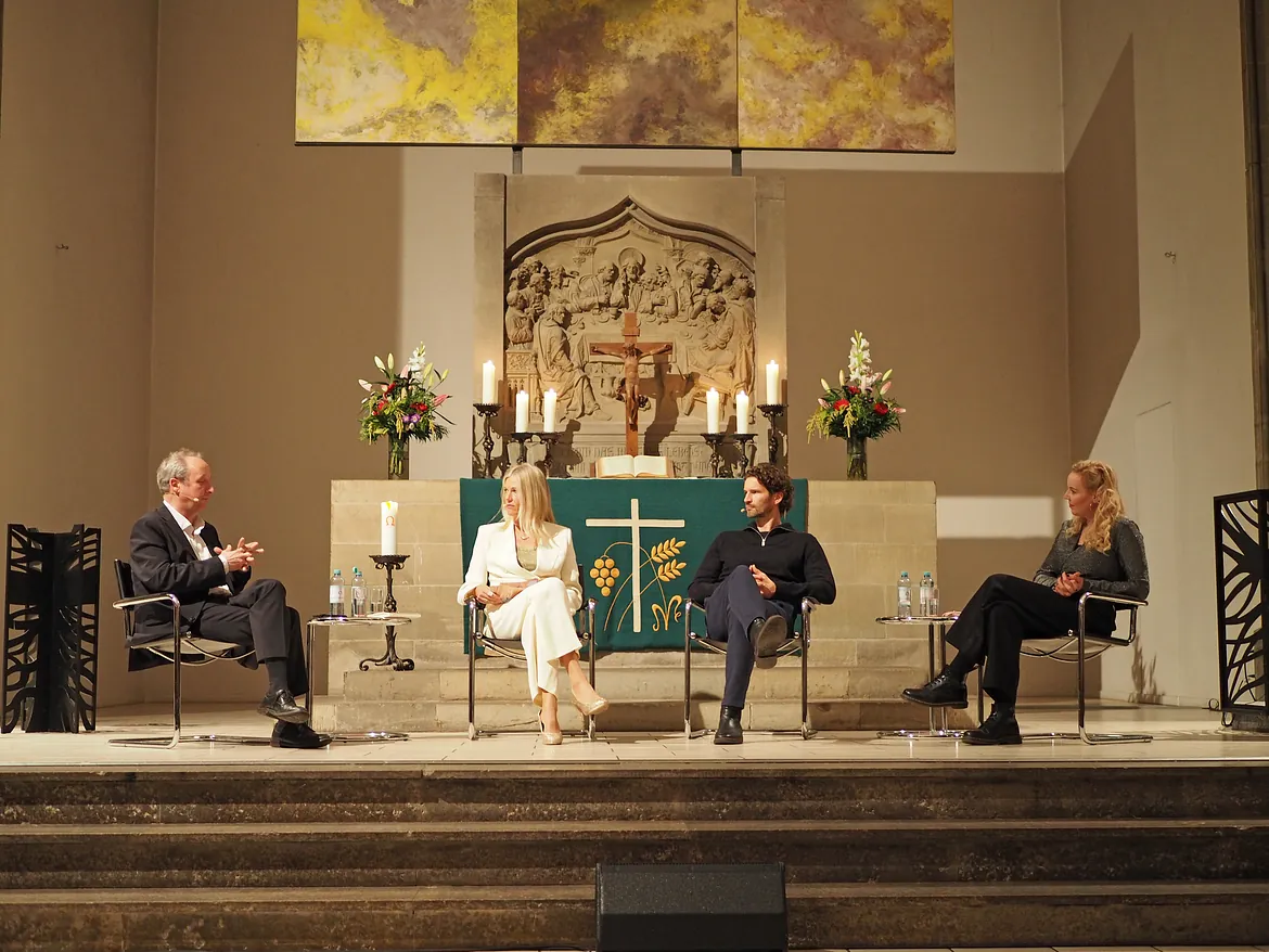 Bühne mit vier Personen und Altar.