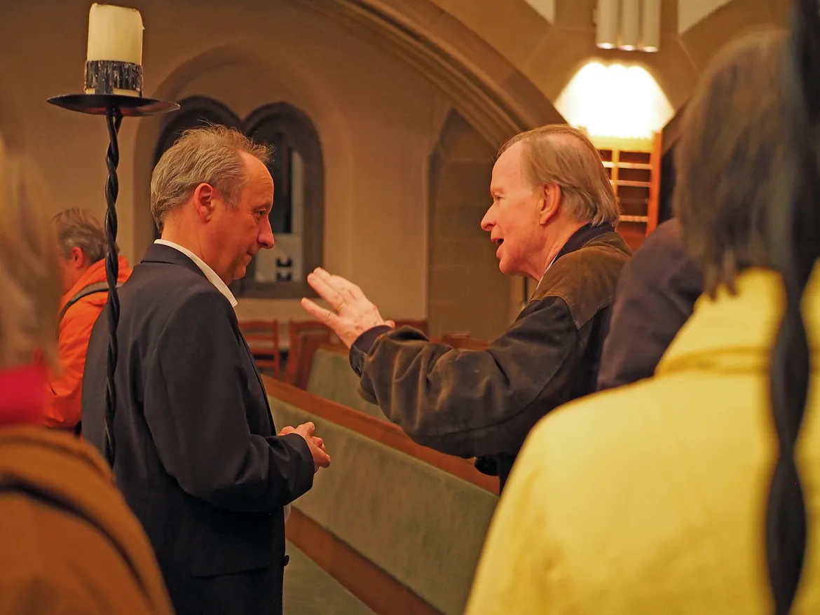 Zwei Männer unterhalten sich.