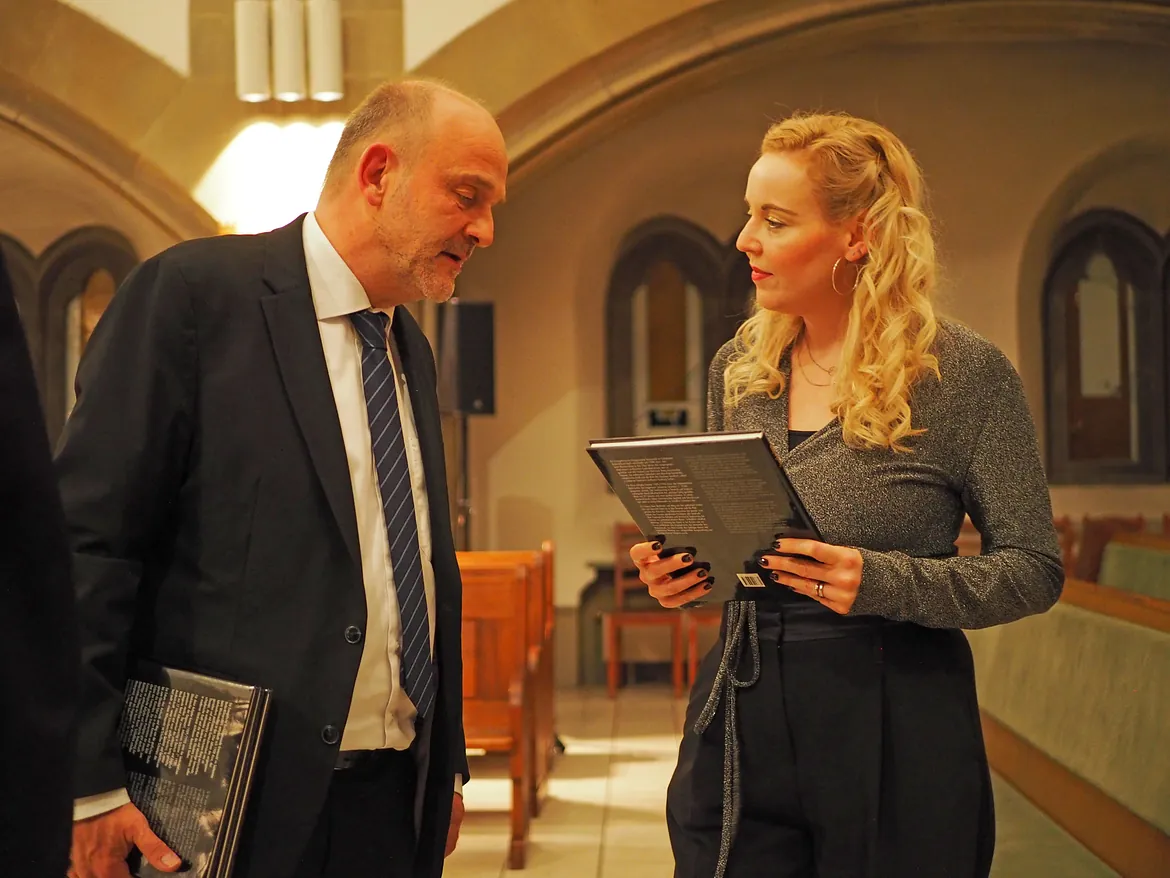 Zwei Personen im Gespräch.