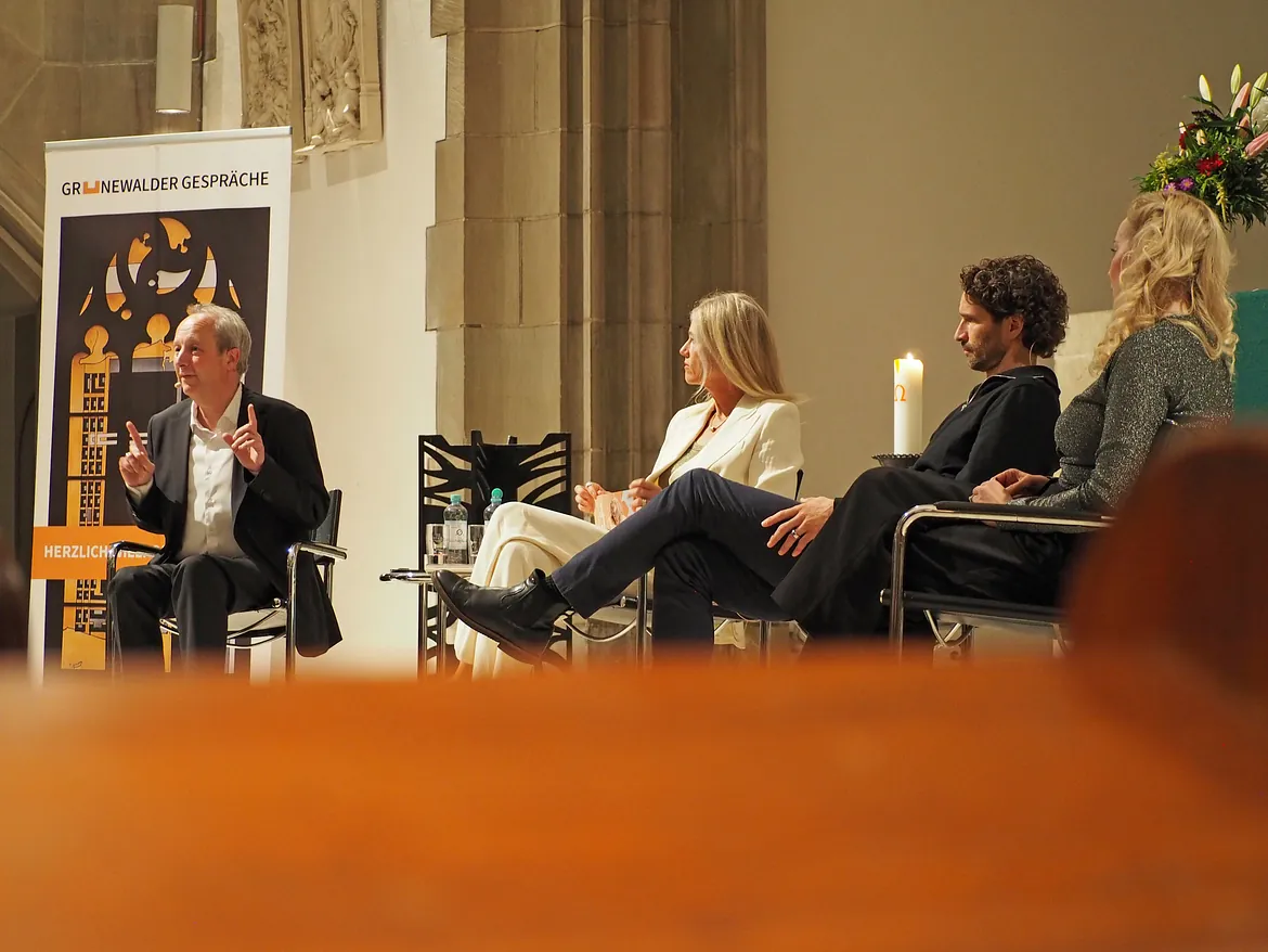 Vier Personen auf Bühne.